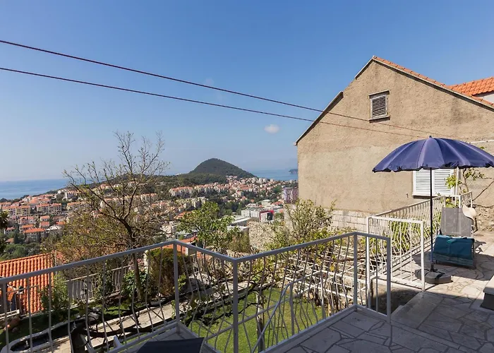 Mili - Two Bedroom With Terrace And Sea View Sinjska 15 Apartmán